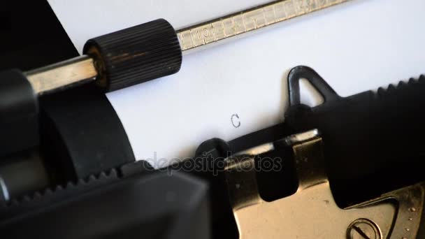 Tapez l'expression Contactez-nous à l'aide d'une vieille machine à écrire manuelle 