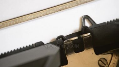 Eski bir el ile daktilo ile dava kapandı ifade yazarak