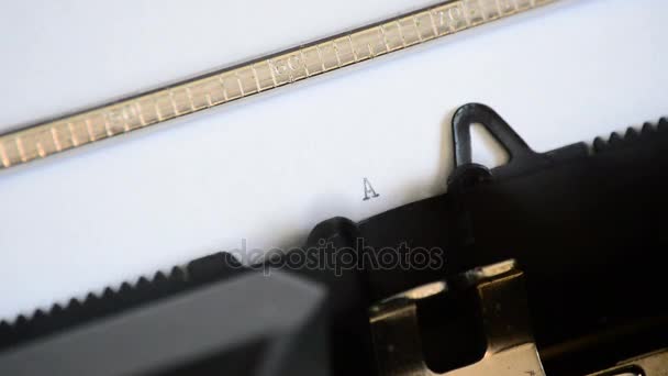 Saisie de l'expression en espagnol Apto avec une vieille machine à écrire manuelle 