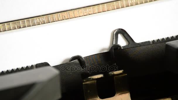 Dactylographier le mot Que faire avec un point d'interrogation avec une vieille machine à écrire manuelle 