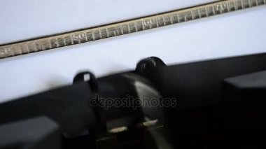 Eski bir el ile daktilo ile uygunsuz sözcük yazma