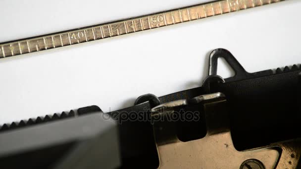 Dactylographier le mot CHOMAGE avec une vieille machine à écrire manuelle 