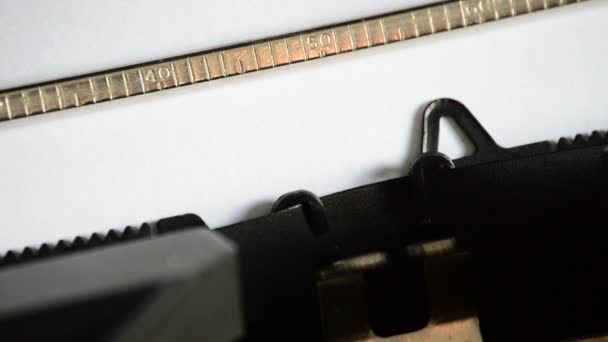 Zadání výrazu The End s staré ruční psací stroj — Stock video