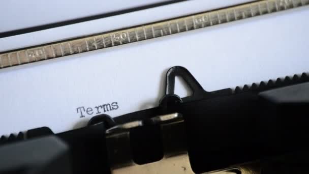 Te typen van de expressie Terms & Conditions met een oude handmatige typemachine — Stockvideo