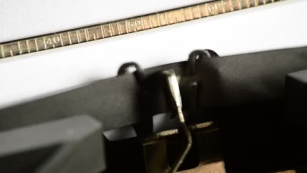 Tapez le mot Désolé avec une vieille machine à écrire manuelle 