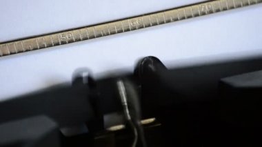 Eski bir el ile daktilo ile bir daha gözden geçirme sözcük yazma