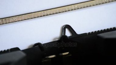 Ödeme kapalı eski bir el ile daktilo ile yazma