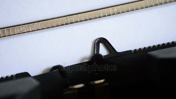 Dactylographie PAY OFF avec une vieille machine à écrire manuelle 