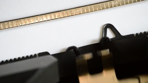 Zadání výrazu třetí části staré ruční psací stroj — Stock video