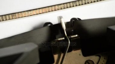 Eski bir el ile daktilo ile bir gün ifade yazarak