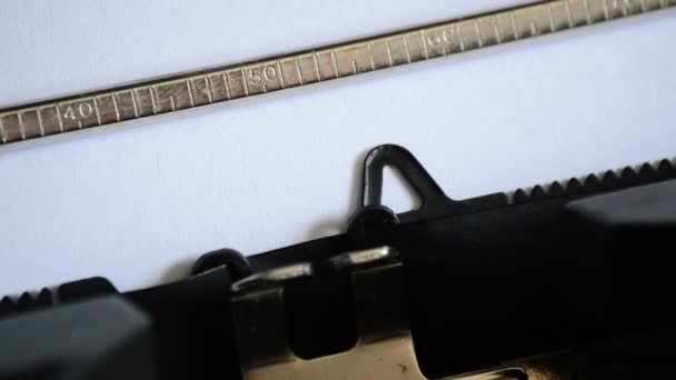 Taper le mot Message : avec une vieille machine à écrire manuelle 