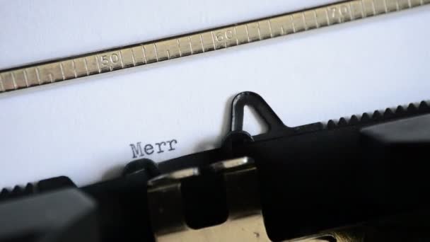 Tastarea expresiei Merry Xmas cu o mașină de scris manuală veche — Videoclip de stoc