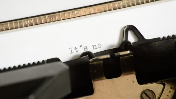 Digitar a expressão Não é um foguetão com uma velha máquina de escrever manual — Vídeo de Stock