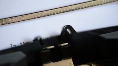 Eski bir el ile daktilo ile başlangıçta ifade yazarak