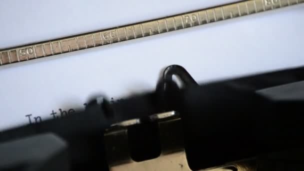 Taper la phrase Au début avec une vieille machine à écrire manuelle — Video