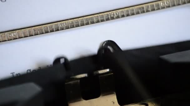 Digitando a expressão Em Deus Confiamos em uma velha máquina de escrever manual — Vídeo de Stock