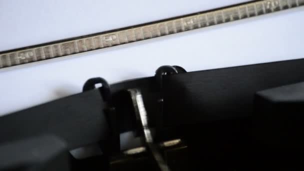 Mit einer alten manuellen Schreibmaschine den Ausdruck eintippen, den ich vermisse — Stockvideo