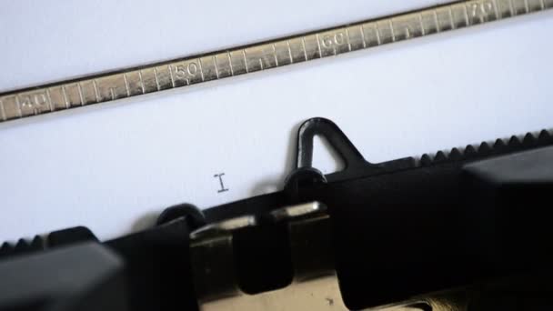 Dactylographier l'expression Je suis en vacances avec une vieille machine à écrire manuelle 