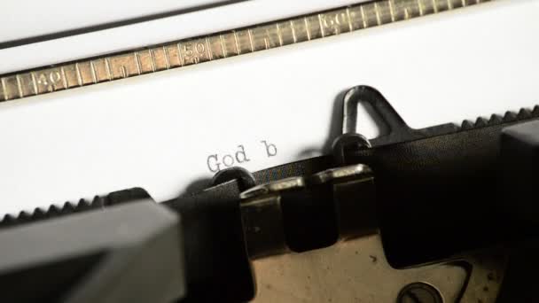 Att skriva uttrycket Gud välsigne Amerika med en gammal manuell skrivmaskin — Stockvideo