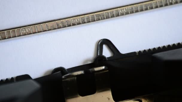 Dactylographier l'expression Objectifs et objectifs avec une vieille machine à écrire manuelle 