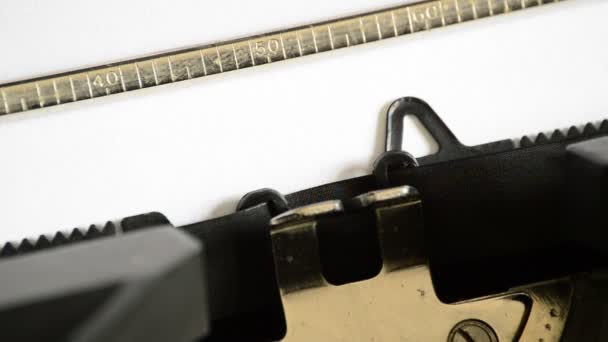 Tapant le mot FREEDOM avec une vieille machine à écrire manuelle 