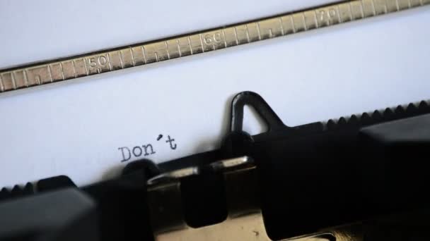 Geben Sie den Ausdruck nicht auf! mit einer alten manuellen Schreibmaschine — Stockvideo