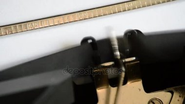 Eski bir el ile daktilo ile sevgili anne ifade yazarak