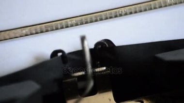 Eski bir el ile daktilo ile sevgili Yöneticisi ifade yazarak