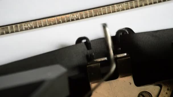 Dactylographier l'expression Cher Monsieur avec une vieille machine à écrire manuelle 