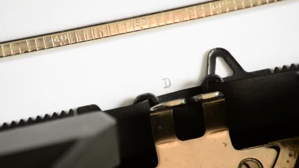 Dactylographier l'expression Cher Monsieur le Président avec une vieille machine à écrire manuelle 