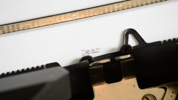 Dactylographier l'expression Chers maman et papa avec une vieille machine à écrire manuelle 