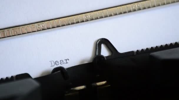 Scrivere l'espressione Caro John con una vecchia macchina da scrivere manuale — Video Stock