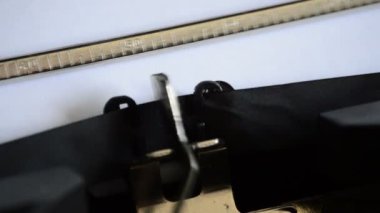 Eski bir el ile daktilo ile sevgili arkadaşları ifade yazarak