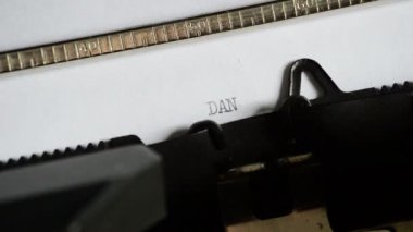 Eski bir el ile daktilo ile tehlike sözcük yazma