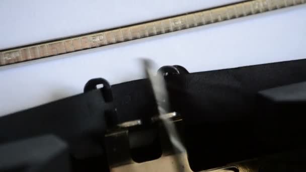 Att skriva uttrycket kontakta oss på med en gammal manuell skrivmaskin — Stockvideo