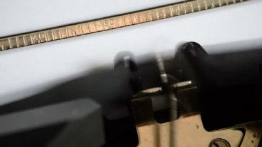 Eski bir el ile daktilo ile bölüm iki ifade yazarak