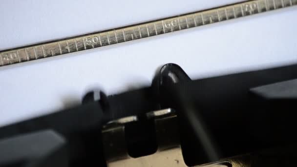Zadání výrazu vánoční čas s staré ruční psací stroj — Stock video