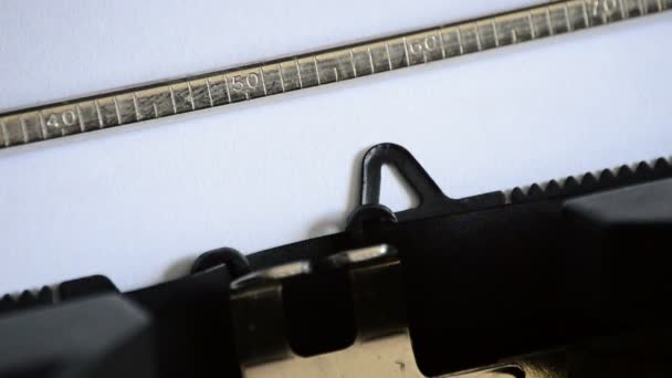 Taper l'expression Temps de Noël avec une vieille machine à écrire manuelle 