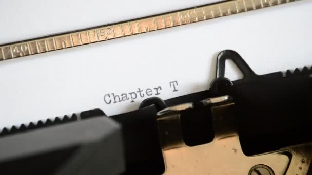 Digitando a expressão Capítulo Três com uma velha máquina de escrever manual — Vídeo de Stock