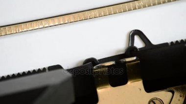 Eski bir el ile daktilo ile bölüm beş ifade yazarak