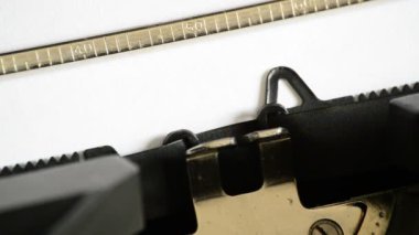 Eski bir el ile daktilo ile Blog sözcük yazma
