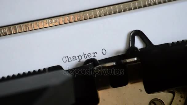 Att skriva ett kapitel ett uttryck med en gammal manuell skrivmaskin — Stockvideo