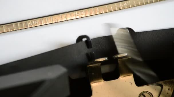 Dactylographier l'expression Chapitre Quatre avec une vieille machine à écrire manuelle 