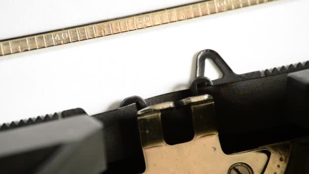 Taper l'expression Appelez-moi... avec une vieille machine à écrire manuelle 