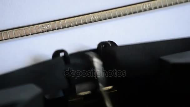 Eski bir el ile daktilo ile yazma kabul edilen — Stok video