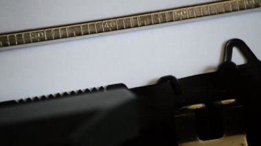 Eski bir el ile daktilo ile kalifiye sözcük yazma