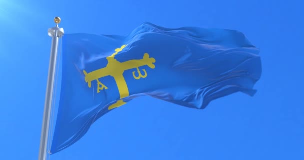 Флаг Астурии, машущий ветру голубым небом, петля — стоковое видео