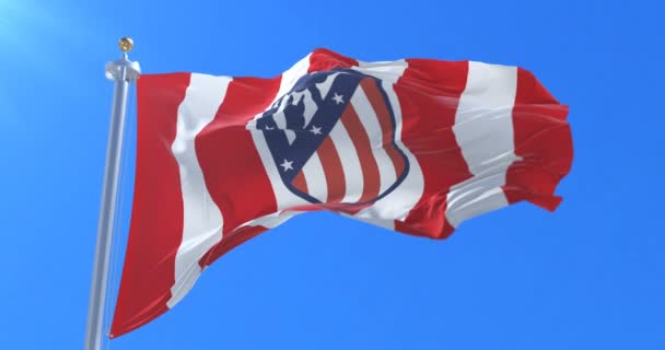 Bandera del Atlético de Madrid Fútbol español club ondeando al viento con el cielo azul, bucle — Vídeo de stock