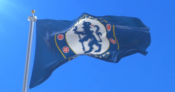 Flagga av Chelsea Football Club viftande på vinden i blå himmel, slinga — Stockvideo