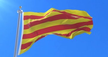 Catalonia bayrak, mavi gökyüzü, rüzgarda sallayarak döngü